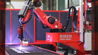 Beim Baumaschinenausrüster Lenhoff Hartstahl unterstützt seit Ende letzten Jahres dieses Plasma-Roboterschneidsystem Biber von ERL Automation die Abwicklung der Aufträge in Sachen Schweißnahtvorbereitung. Das System gehört zur neuesten Generation der Biber-Maschinen, heißt es. Ergänzt wird der Maschinenpark jetzt durch eine schallgeschützte Portalschneidanlage des Typs erlcut-silence. (ERL Automation)