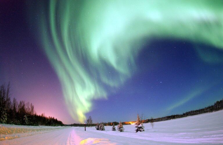 Auf der Erde kann sich der geomagnetische Sturm in Form von Nordlichtern zeigen, wie hier über Alaska (Archivaufnahme) (Archiv: Vogel Business Media)