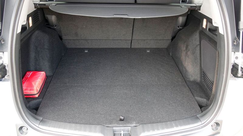 5. Der Kofferraum: Mit knapp 500 Litern nach VDA-Norm ist der Kofferraum zwar nicht übermäßig groß, lässt sich durch seine quaderartige Form aber gut nutzen. Der Familienurlaub ist also gesichert. Doch einen Wohnanhänger kann die CR-V-Besatzung leider nicht mitnehmen: Die Anhängelast ist wegen des Hybridantriebs auf 750 Kilogramm beschränkt. (Bild: Rosenow/»kfz-betrieb«)
