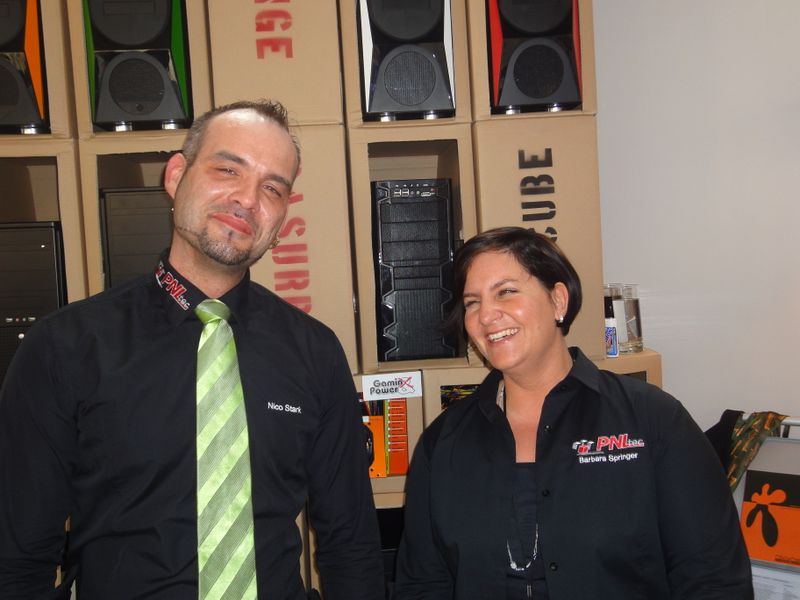 Nach einem harten Aufbau-Abend waren Nico Stark und Barbara Springer, PNL-Tec, froh, dass die Hausmesse so gut lief. (Archiv: Vogel Business Media)