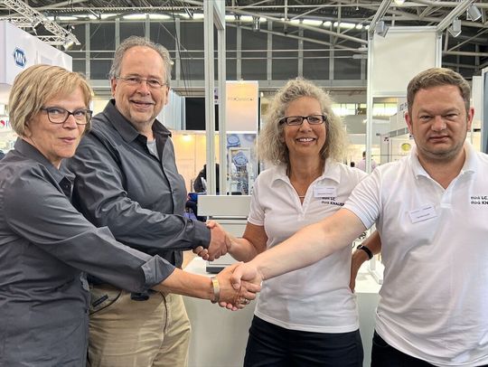 Gerda van de Beek, Jan Willem Mol (Moduvision), Alexandra Knauer, und Carsten Losch (Knauer) auf der Analytica in München (v.l.)(Bild:  Knauer)