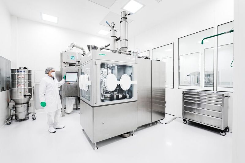 Reinräume, ein Pulverlabor und modernste Ausstattung schaffen ideale Bedingungen für Versuche mit Tabletten und Kapseln. (Bild: Syntegon)
