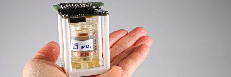 Demonstrator für elektromagnetische Energy-Harvester, für die das IMMS bereits in einem Vorprojekt eine Entwurfsmethodik für die Mechanik entwickelt und mit Demonstratoren verifiziert hatte. Im Projekt ECo-Harvester werden Mechanik und Elektronik gemeinsam entworfen. (Bild:  IMMS)