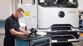 Mercedes-Benz E-Actros 600 im Diagnose-Prozess: Auch elektrisch betriebene Lkw brauchen eine regelmäßige Wartung. (Bild: Daimler Truck)