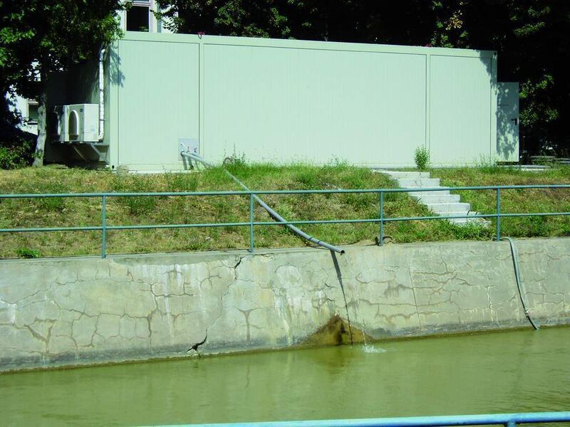 Außenansicht des Analysencontainers von Veolia Apa Nova mit Pumpen- und Rohrleitungen am Flussufer des Arges. (Archiv: Vogel Business Media)