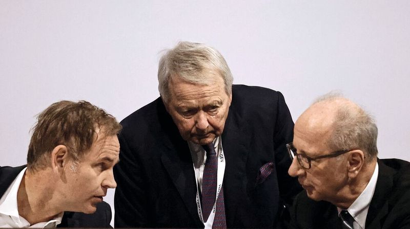 Von links: Oliver Blume, Vorstandsvorsitzender der Porsche AG und der Volkswagen AG, Hans Michel Piëch, Stellvertretender Vorsitzender des Aufsichtsrats der Porsche Automobil Holding SE und Hans Dieter Pötsch, Vorsitzender des Vorstands der Volkswagen-Dachgesellschaft Porsche SE, miteinander auf dem Podium vor Beginn der außerordentlichen Hauptversammlung der Volkswagen AG.(Bild:  picture alliance/dpa | Carsten Koall)