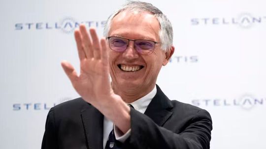Ein Wink zum baldigen Abschied! Der Stellantis-Chef Carlos Tavares wird nach Ablauf seines Vertrages in etwas mehr als einem Jahr in den Ruhestand gehen. Aber das ist noch nicht alles, was sich beim Automobilkonglomerat in der Führungsebene ändert ...(Bild:  Stellantis)