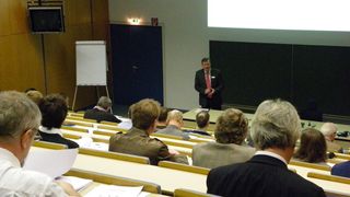 Bild 1: Eröffnung des Kabelsymposiums durch Hans Joachim Mesenholl, TAE (Bild: TAE)