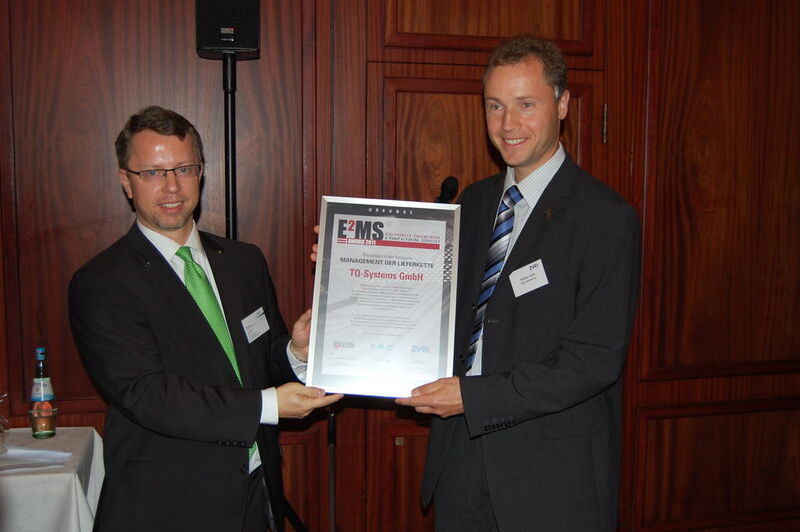Oliver Riese, Vorstandsvorsitzender des FED verleiht die Award-Urkunde Rüdiger Stahl, Geschäftsführer TQ-Systems (Archiv: Vogel Business Media)