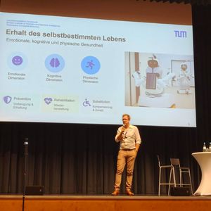 Prof. Dr. Alexander König, Lehrstuhlinhaber für Robotik und Systemintelligenz an der Technischen Universität München, zeigt die Verbindungen zwischen Mensch und Roboter auf und gibt Einblicke in den aktuellen Stand von KI und Robotik, die abweichenden Erwartungshaltungen und tatsächliche Einsatzszenarien.(Bild:  © Serina Sonsalla)