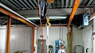 Bild 1: Der Sägebereich ist mit einem Kran überspannt. Als Kranfahrwerke werden unfallsichere Elektrokettenzüge des Typs ER eingesetzt, die den Transport des Langgutes zur Säge übernehmen. (Archiv: Vogel Business Media)