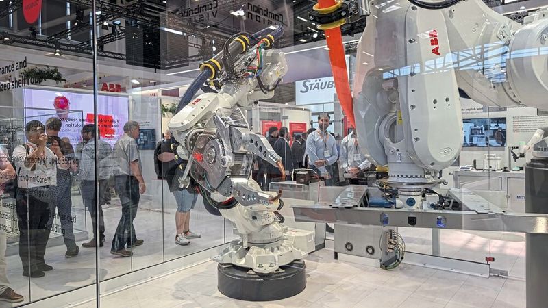 Besucher schwitzen, Roboter schweißen. (Bild: Ralf Steck)