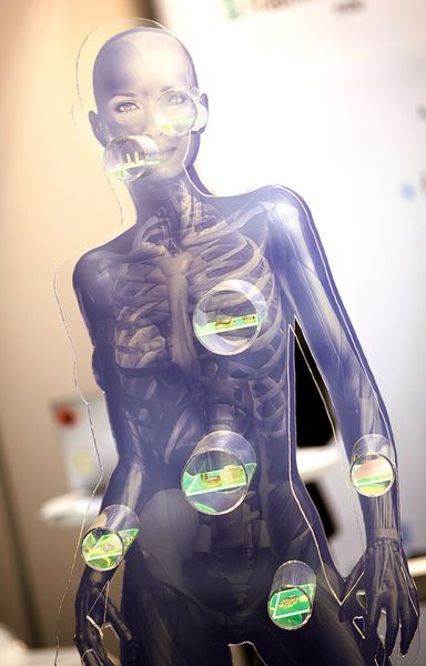 Intelligente Implantate: Sie sind inzwischen fester Bestandteil der Compamed und gehören zu den technisch aufwändigsten und risikoreichsten Medizinprodukten. Deshalb stellen sie besondere Anforderungen an Forschung, Entwicklung, Zulassung und Erstattung. (Bild: Messe Düsseldorf/Constanze Tillmann)