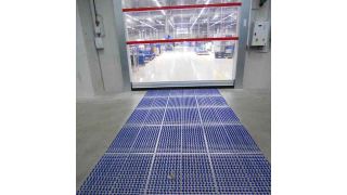 Ein pfiffiges System verhindert, dass Stapler und Co. Schmutz in die Produktion einschleppen. (Bild: Maschinenfabrik Heute)