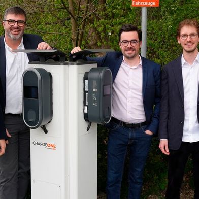 Bündelung des Know-how: Dr. Albrecht Kindler, GF und CFO, Cubos, Klaus Holzhauser ChargeOne, Oskar Klaes, CCO, Cubos, Maximilian Wille, Chief of Staff, Cubos, Philipp Breuer ChargeOne (vlnr.)  (Bild: Cubos)
