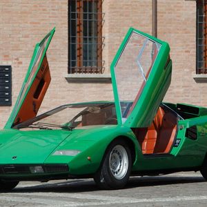 Lamborghini belebt den Countach wieder. Für den Antrieb der Neuauflage sorgt ein V12-Motor mit Allradantrieb. Zusätzlich ist ein E-Motor im Getriebe integriert.(Bild:  Lamborghini)