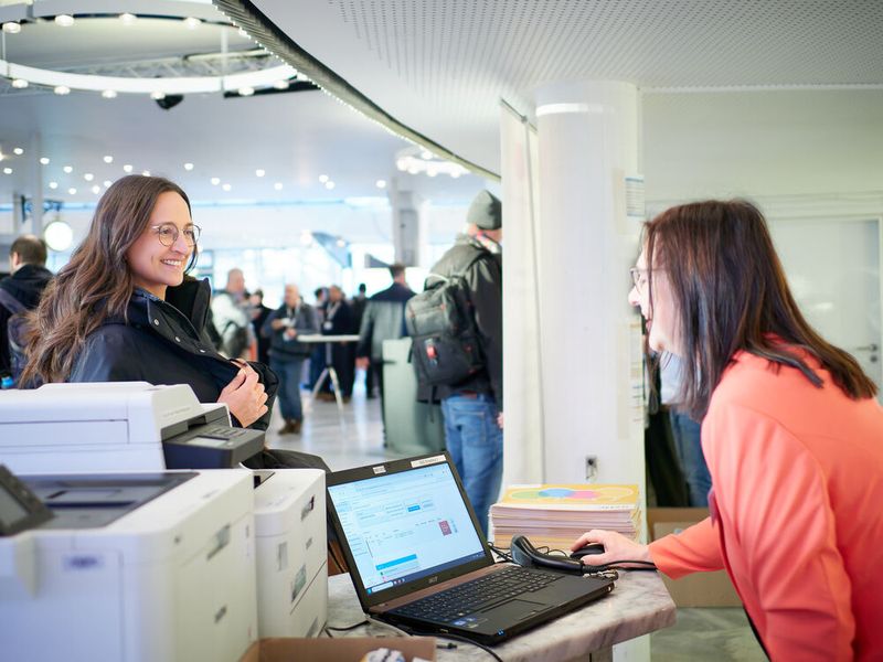 Begrüßung und Anmeldung neuer Teilnehmender an der Rezeption des ESE Kongress 2025. Fast 400 Teilnehmer fanden sich in diesem Jahr zum ersten Mal auf dem ESE Kongress ein. (Bild: Nicolas Det)