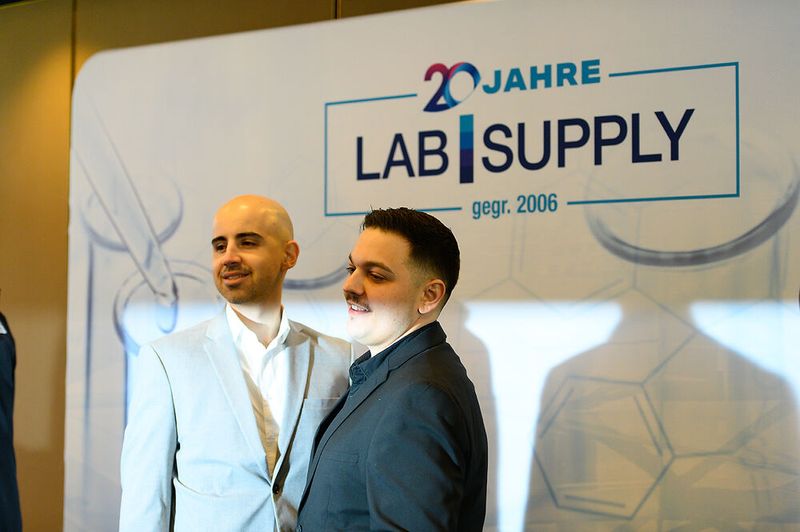 Anlässlich des 20-jährigen Jubiläums gibt es an allen Standorten eine Fotowand, vor der sich die Besucher ablichten können.   Mehr Infos zu den kommenden LAB-SUPPLY-Messen finden Sie auf www.lab-supply.info (Bild: Stefan Stark)