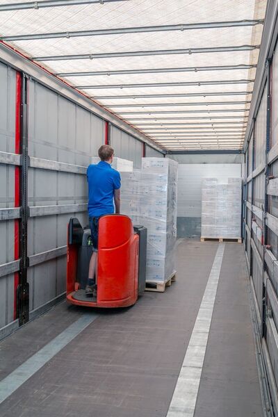 Kommissionierstapler bringen angelieferte Ware aus den Lkw zu den Übergabeplätzen der Fördertechnik. (Faktor Zwei)