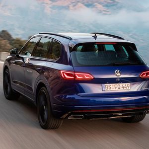 Konkret setzt VW auf die Kombination eines 3,0-Liter-V6-Benziners mit 250 kW/340 PS und einem im Getriebetunnel der Achtgang-Automatik integrierten E-Motor mit 100 kW/136 PS.(Bild:  Volkswagen)