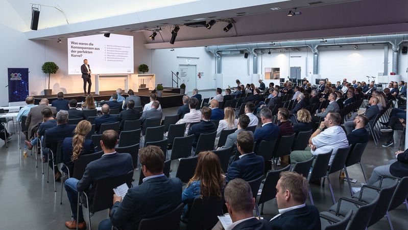 Welche Themen aus Vertrieb, Service sowie rund um Digitalisierung und gesellschaftliche Mobilität interessieren Sie? Nehmen Sie an unserer Umfrage zu den „Automotive Business Days 2023“ teil, gestalten Sie das Programm mit und gewinnen Sie eines von zehn Freitickets.(Bild:  Stefan Bausewein)