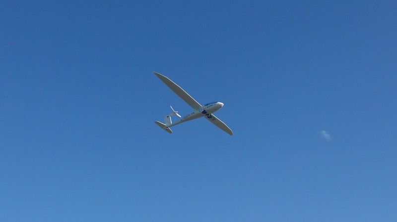 Bereits beim Zwischenstopp zum Nachladen in Dessau hatte der E-Genius des Instituts für Flugzeugbau (IFB) der Universität Stuttgart den ersten Weltrekord aufgestellt: (Bild: Uni Stuttgart)