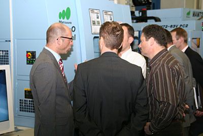 Matsuura-Geschäftsführer Bert Kleinmann (links) im Gespräch mit Kunden. (Archiv: Vogel Business Media)