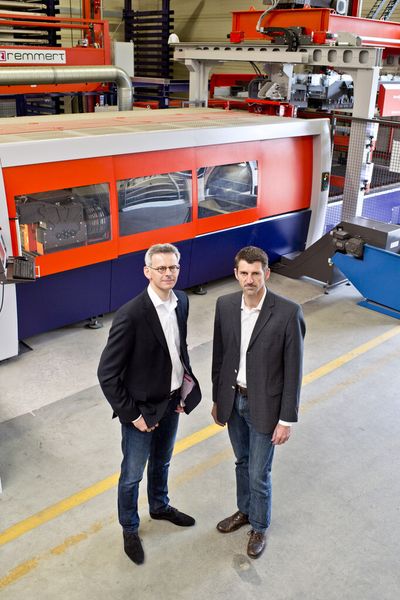 Thorsten (li.) und Achim Schäffer, Inhaber und Geschäftsführer der Zako GmbH setzen auf Automatisierung. (Bild: Bystronic Laser)