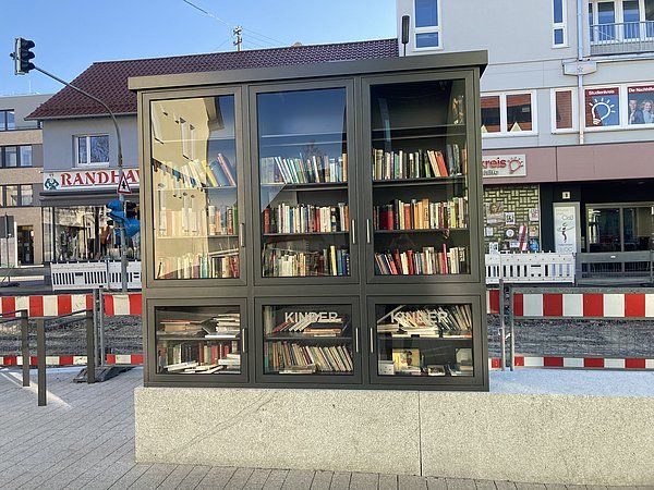 Ein neuer, öffentlich aufgestellter Bücherschrank in Mössingen bei Tübingen macht Probleme: Die oberen Regale sind schier nicht erreichbar. Weder Bauamt noch Verwaltung noch Gemeinderat hatten im Vorfeld bedacht, dass der auf einem 40 cm hohen Steinsockel installierte Schrank wegen dieses Unterbaus letztlich auf eine Höhe von 2,60 m kommt. Kosten: 15.000 Euro. (Quelle: BdSt) (Daniel Bilaniuk)