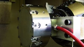 Einsatz von mechatronischen Werkzeugen am Beispiel eines Fräskopfes mit integrierter Inprocess-Schneidenverstellung auf einem Bearbeitungszentrum. Bild: GFE (Archiv: Vogel Business Media)