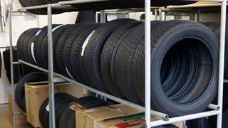 Jeder Betrieb sollte Neureifen auf Lager haben.  (Bild: Rosenow/»kfz-betrieb«)