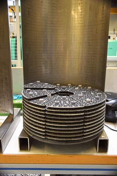 Spritzuguss-Bauteile werden für das Sintern vorbereitet. (Bild: Simone Käfer)