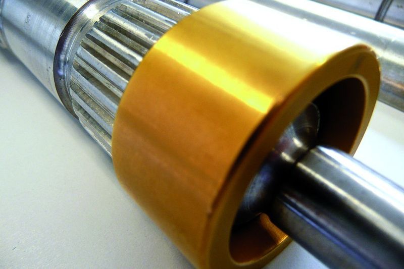 Bild 2: Werkstück und Werkzeugmatrize; beim rekursiven Axialformen wird das Werkzeug axial und in hohen Frequenzen zum und vom Werkstück weg bewegt. (Archiv: Vogel Business Media)