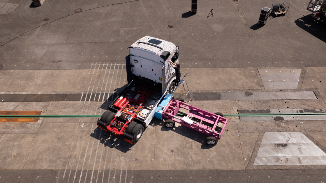 Crashtest mit dem E-Actros 600 für Batterie-Sicherheit