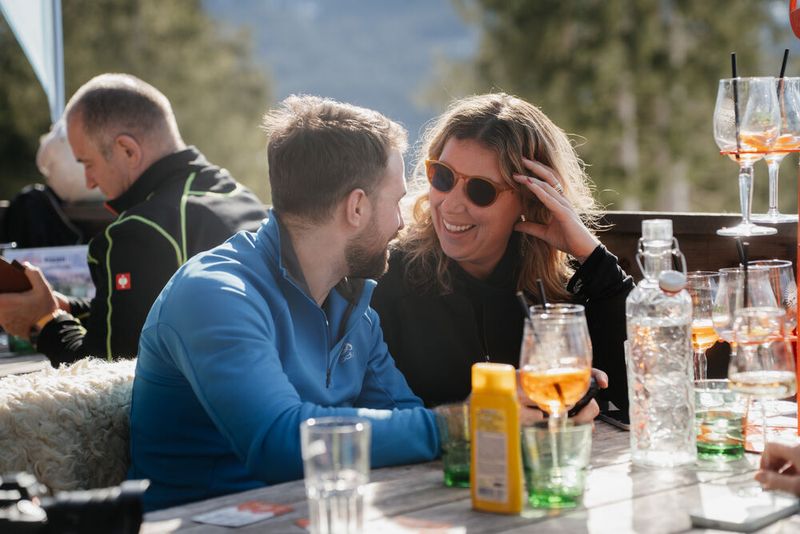 Was hecken die zwei hier nur aus? Luke Rottmann (Arrow) und Franziska Magai (Vogel IT-Akademie) (Bild: Manuel Emme Fotografie)