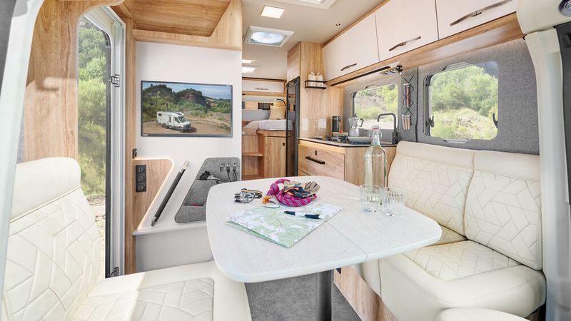 Die Raumaufteilung im Eura Xtura ist eher klassisch: 1,95 Meter lange Längs-Einzelbetten im Heck und eine Face-to-Face-Sitzgruppe vorne. (Bild: Eura Mobil)