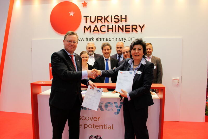 Signing ceremony of the Letter of Intent between the Federal Association of Materials Management, Purchasing and Logistics (BME) and TurkishMachinery; Signed by: Dr. Christoph Feldmann, Chief Executive Officer of BME, Ms. Sevda Kayhan Yilmaz, board member of TurkishMachinery, Germany Supervisor. (Image: Turkish Machinery)