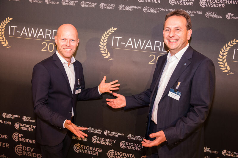 Kamen vom eigenen Kundenevent direkt zur Verleihung der IT-Awards: Rainer Wenninger (links) und Armin Leinfelder und von baramundi. (artful rooms / Vogel IT-Medien GmbH)