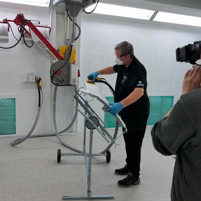 Gebrauchte Karosserieteile verursachen Mehraufwand bei der Lackiervorbereitung – beispielsweise für das Demontieren von Anbauteilen und das Anschleifen. (Bild: Wenz – VCG)