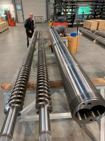 Zwei Extruderschnecken und der zugehörige Doppelschneckenzylinder im Wafo-Werk Pirmasens. Wafo ist ein führender Hersteller solcher Komponenten. Doch heutige Anforderungen rufen nach immer verschleißfesteren Kunststoffverarbeitungs-Systemen. Hier kommt das Know-how von Oerlikon Balzers ins Spiel ... (Bild: Wafo)