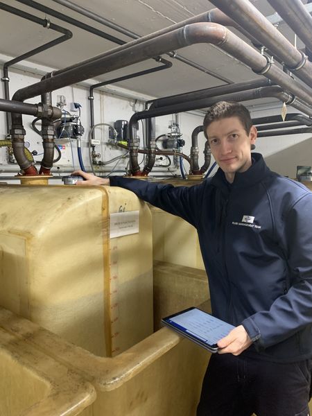 Für Marc Hoffmann, Produktmanagement Smart Services & Equipment bei FUCHS, ist das SmartLevel-Konzept weit mehr als ein Nice-to-have. Es ist ein überaus praktisches Werkzeug für ein zeitgemäßes Schmierstoff-Management, gerade auch für freie Werkstätten mit ihren stark diversifizierten Ölsorten. (Bild: FUCHS LUBRICANTS GERMANY GmbH)
