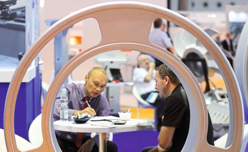 An den Messeständen informieren die Experten gerne über ihre Produkte.  (Bild: Messe Stuttgart/Franziska Kraufmann)