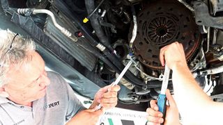 Mit vereinten Kräften lässt sich die verschlissene Kupplung leicht demontieren. (Bild: Rosenow/»kfz-betrieb«)
