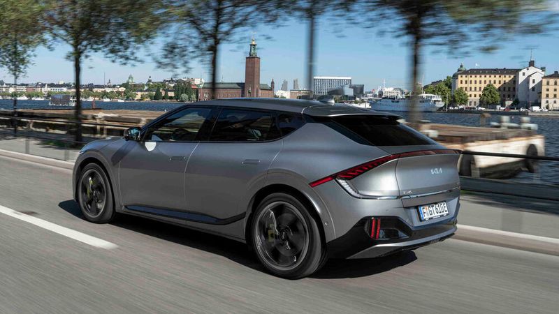 Durch die 21-Zoll-Räder kann man die in Neongelb lackierten Bremssättel erkennen. (Bild: Kia)