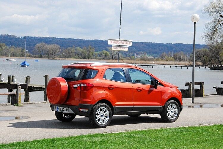 Den Weltauto-Charakter merkt man zum Beispiel an dem außen angeordneten Ersatzrad. (Foto: Rosenow)