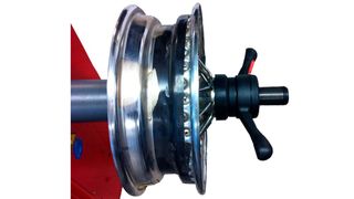 Mit dem neuen Adapterset von Haweka lassen sich auch klassische Speichenfelgen problemlos auf der Wuchtmaschine aufspannen. (Bild: Haweka)