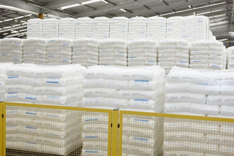 Nach der Produktion wird die Ware entweder direkt in Container und Lkw umgeladen oder in einem Blocklager gepuffert.  (Bild: Beumer)