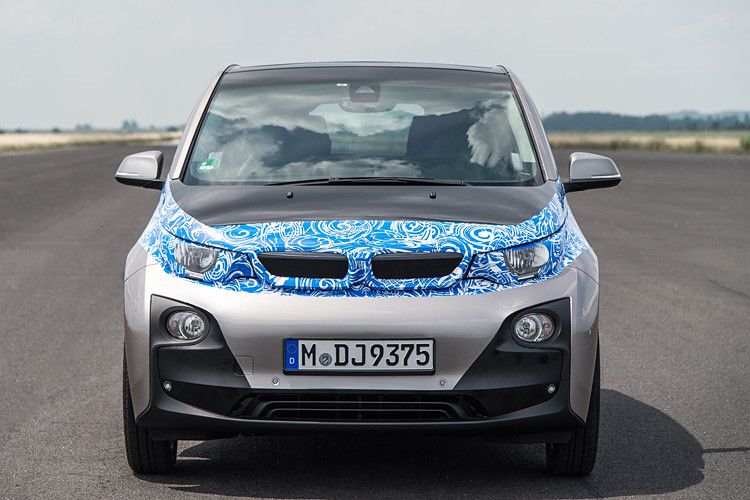 Der erste Blick in die Augen des neuen Modells, das noch in diesem Jahr auf den Markt kommen soll, zeigt trotz blau-weißer Tarnfolie: Ja, das ist eindeutig ein BMW-Gesicht (Foto: BMW)