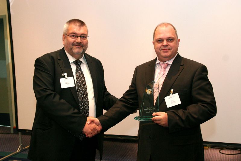 Hape Müller, Director Channel Sales, CA (l.) und Dr. Winfried Geyer, Dicos GmbH. Die Dicos GmbH wurde als “Spectrum Partner of the Year FY09” ausgezeichnet. (Archiv: Vogel Business Media)