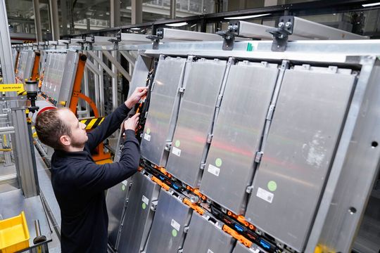 Forscher des Fraunhofer-Instituts für System- und Innovationsforschung ISI haben herausgefunden, dass Deutschland das Zeug dazu hat, ein echtes Batteriezellenzentrum zu werden. Hier ein Blick in die Batteriezellenfertigung bei Volkswagen. Lesen Sie weiter...(Bild:  Volkswagen)